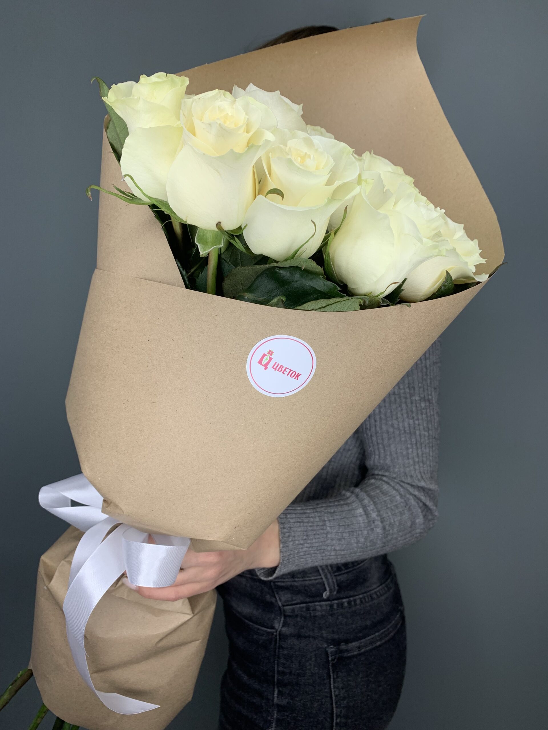 Букет из белых роз в крафте №0014 - заказать с доставкой в Череповце