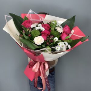 Сборный букет с розами "Малиновые сны"