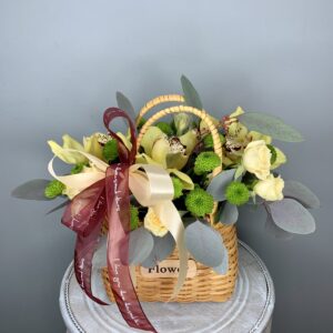 Сборная композиция с орхидеей "В лукошке"