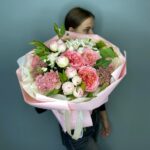 Сборный букет с пионовидными розами "Чувственность"